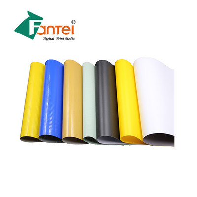 โพลีเอสเตอร์เคลือบพีวีซีผ้าใบกันน้ำ 510gsm มีดเคลือบ 70 Degree