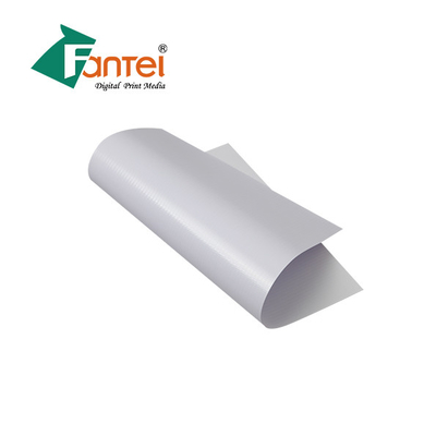 โฆษณาแบนเนอร์ Pvc สีขาวขนาด 13 ออนซ์เคลือบลามิเนตด้วยแรงฉีกขาดที่ดี